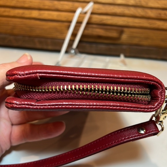 Kattee Wristlet, wallet, phone carrier in red pebble leather with embossed flwr - Picture 13 of 14